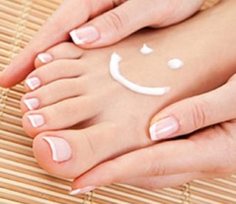 Eine Verwöhnmassage     mit einer reichhalten Creme  sollte nicht nur die Fußpflege beenden, sondern nach jedem Duschen auf d